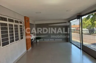Casa com excelente localização, próximo a supermercados e comércio.