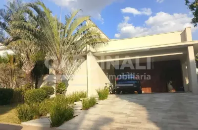 Casa em condomínio fechado, alto padrão, com excelente localização.