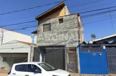 Salão comercial com mezanino localizado no bairro jardim são joão batista em são carlos.