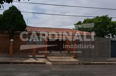 Casa com ótima localização, 03 dormitórios com suíte.