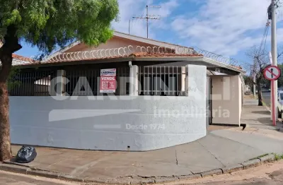 Casa de esquina com ótima localização, com terreno grande e área de lazer.