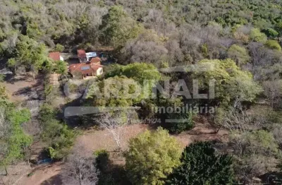 Chácara localizada dentro do condomínio val paraiso 1, bem localizada e segura.