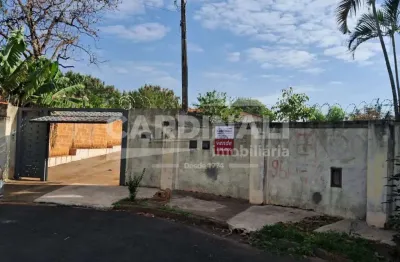 Terreno com ótima localização, todo murado com portão.