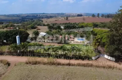 Chácara bem localizada com uma maravilhosa topografia e lazer perfeito.