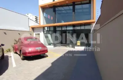 Salão comercial com estacionamento para 6 carros e mezanino com elevador.