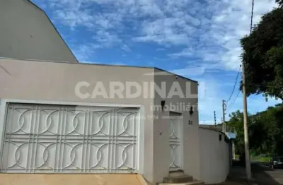 Casa de meio lote localizada no bairro nossa senhora aparecida - são carlos.