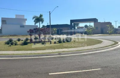 Excelente lote em condomínio perto da entrada e área de lazer, agende uma visita