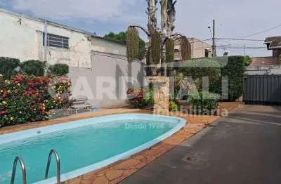 Casa com localização privilegiada, com 02 suítes e piscina grande.
