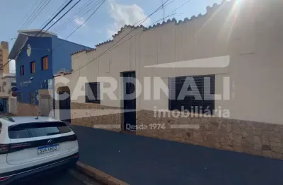 Casa no centro com 4 dormitórios tanto para residencial quanto comercial.