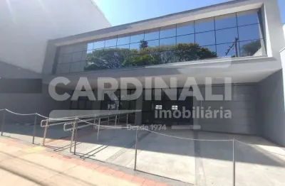 Salão comercial com 20 vagas de estacionamento no centro da cidade.