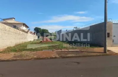 Terreno com excelente localização, próximo a supermercados e comércio.