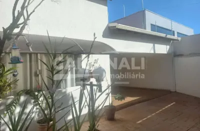 Casa com localização espetacular, acabamento e estrutura de primeira qualidade.