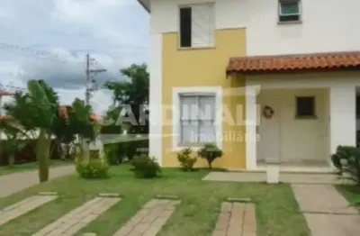 Casa de três dormitórios sendo um suíte em condomínio fechado.