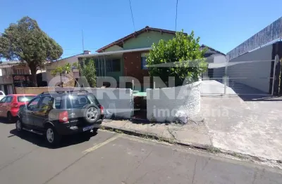Casa com 3 quartos para alugar na Rua Raimundo Correa, 49, Vila Marcelino, São Carlos