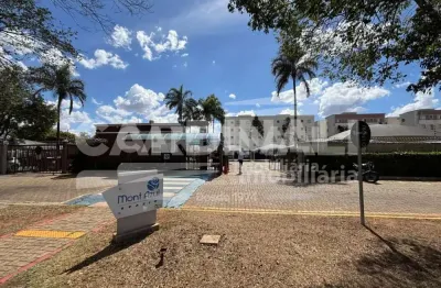 Apartamento com 2 dormitórios com armários planejados e 1 vaga coberta.