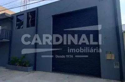 Barracão comercial com mezanino e pé direito alto, próximo ao shopping.
