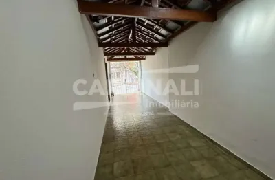 Casa com excelente localização, próximo a supermercados e comércios.