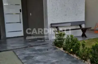 Casa em condomínio com localização espetacular, com 03 suítes.