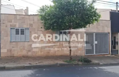 Casa com ótima localização, bem no centro da cidade, com potencial para comércio ou residência.