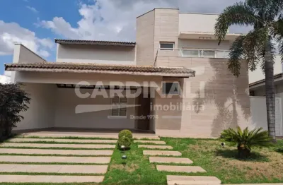 Linda casa em condomínio, com 04 dormitórios e piscina aquecida.