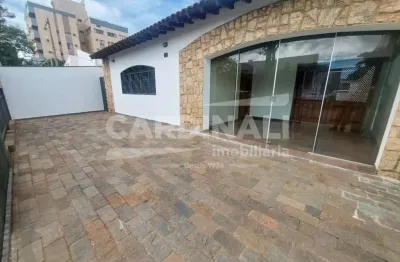 Casa com localização espetacular, em frente a praça dos paliteiros.