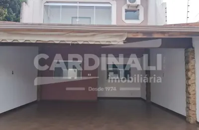 Casa com ótima localização, com 03 dormitórios com uma suíte e área com churrasqueira.
