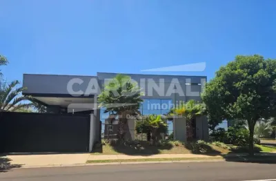 Casa de esquina, próximo a portaria, com excelente localização.