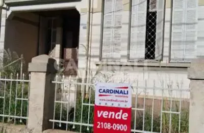 Casa com localização espetacular, de esquina e com amplo terreno.