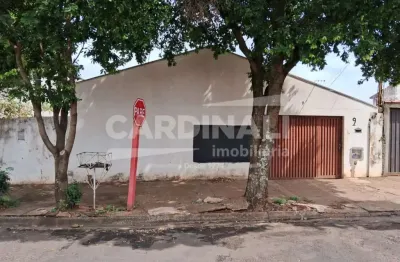 Casa de esquina, com ótima localização. são 02 casas com entradas separadas e individuais.