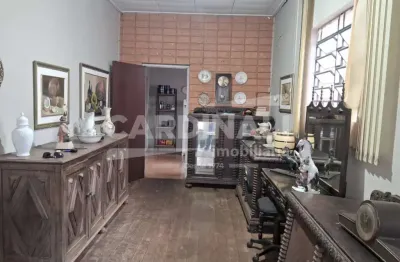 Casa no centro da cidade, com terreno grande, ótima oportunidade de investimento.