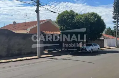 Casa de esquina com ótima localização, a uma quadra da vaz filho.