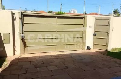 Casa com excelente localização, próximo a supermercados e comércios.