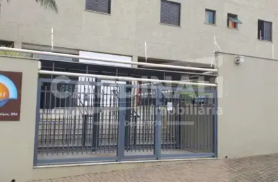 Apartamento com ótima localização, armários no dormitório e cozinha.