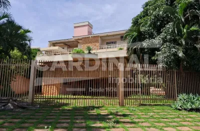 Linda casa em condomínio, com 05 suítes, piscina, sauna e academia.