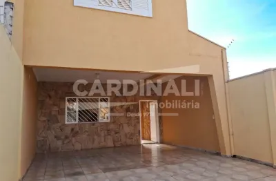 Sobrado com ótima localização, 03 dormitórios com 01 suíte e área com churrasqueira.