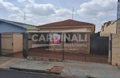 Casa com localização privilegiada, com 03 dormitórios e amplo terreno.