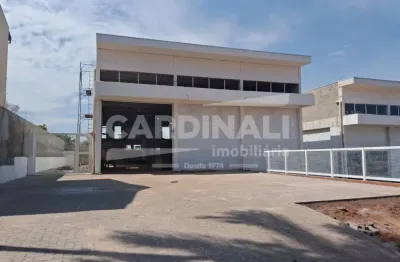 Barracão novo, com localização privilegiada e pé direito alto.