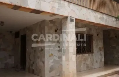 Sobrado com localização privilegiada, com 04 dormitórios sendo um suíte.