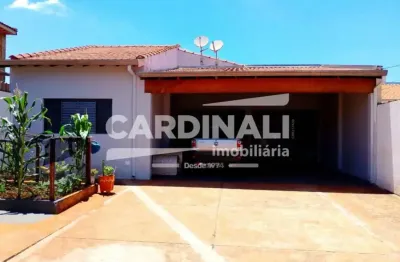 Casa com 03 dormitórios disponível para venda, com boa localização, próximo de escolas e serviços essências.