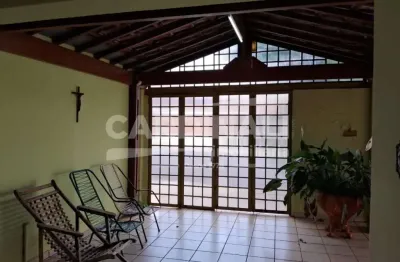 Casa com ótima localização, próximo a maurício galli, no bairro mais charmoso da cidade.