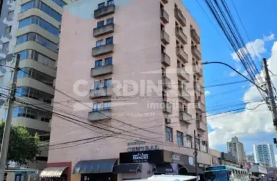 Sala comercial bem no centro da cidade, com elevador e banheiro