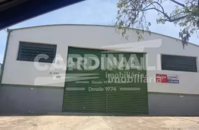 Barracão com ótima localização, na lateral da estrada de ferro.