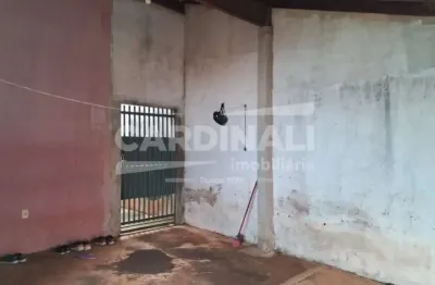 Casa com ótima localização, com 02 dormitórios sendo um suíte.