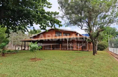 Linda chácara a venda com localização privilegiada e área de lazer completo.