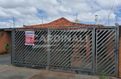 Casa com ótima localização, com 03 dormitórios sendo um suíte com banheira de hidromassagem.