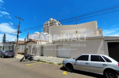 Casa 3 dormitórios com garagem coberta, excelente para estudantes.