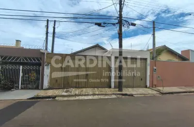 Casa 3 dormitórios com vaga de garagem para 2 carros pequenos