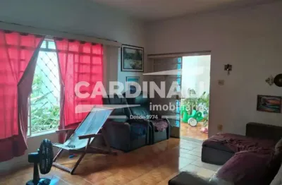 Casa com ótima localização, no centro da cidade, próximo à uniara.