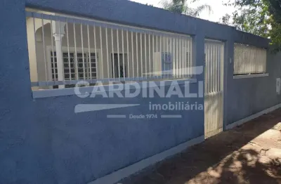 Casa com amplo quintal. Ótima localização, próximo ao Centro!