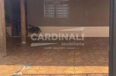 Casa de esquina com ótima localização, piscina e área de churrasqueira.